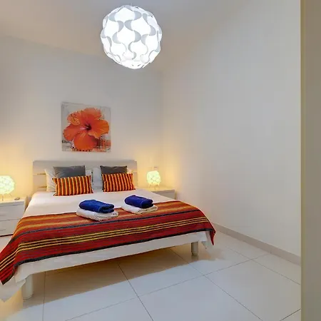 Modern Steps From Balluta Bay Apartman Sliema